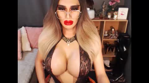 Snapshot of bigbomblhoraine chatting on 09-30-25, 02:16 Loraine Cruz online show from 09-30-25, 02:16