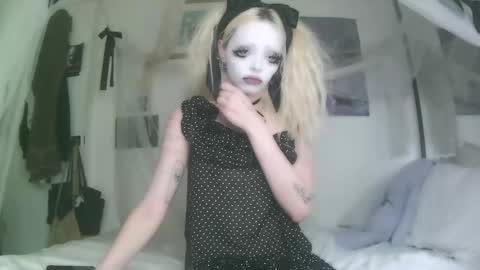 Snapshot of bl0odsyring3 chatting on 10-02-25, 07:10 vampire fang online show from 10-02-25, 07:10