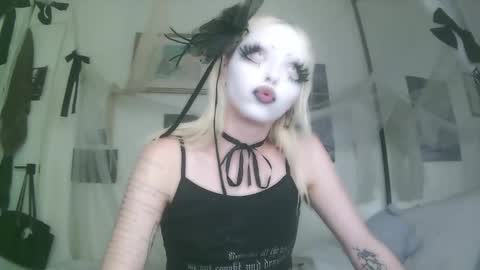 Snapshot of bl0odsyring3 chatting on 10-04-25, 07:01 vampire fang online show from 10-04-25, 07:01