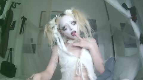 Snapshot of bl0odsyring3 chatting on 10-09-25, 07:12 vampire fang online show from 10-09-25, 07:12