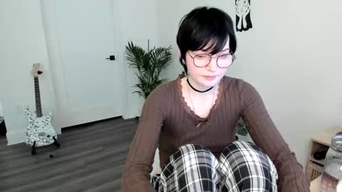 Ella online show from 10-19-25, 03:34