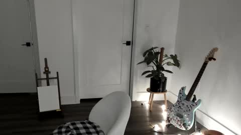 Ella online show from 11-14-25, 06:01