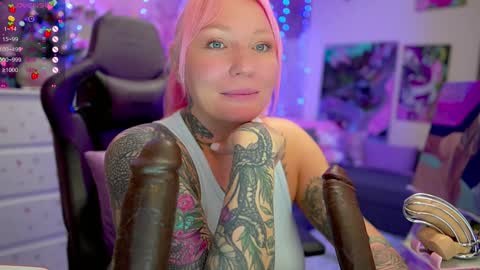 Snapshot of blackedbarbie chatting on 12-14-24, 10:28 Alice online show from 12-14-24, 10:28