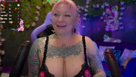 Snapshot of blackedbarbie chatting on 10-22-25, 07:02 Alice online show from 10-22-25, 07:02