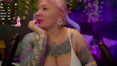 Snapshot of blackedbarbie chatting on 10-29-25, 07:26 Alice online show from 10-29-25, 07:26