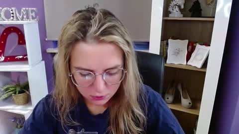 Z O E Y online show from 10-29-25, 05:42