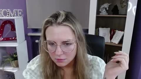 Z O E Y online show from 11-12-25, 06:03