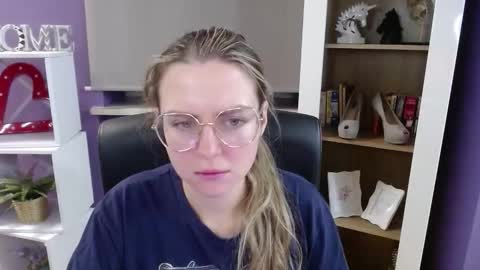 Z O E Y online show from 11-18-25, 05:45