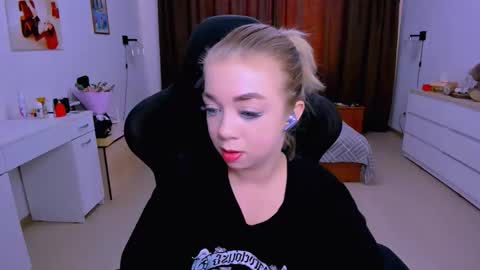 Nicole online show from 09-25-25, 12:20