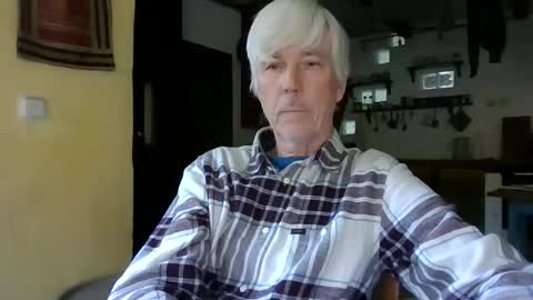 Snapshot of blomkuk chatting on 10-27-25, 12:42 blomkuk online show from 10-27-25, 12:42