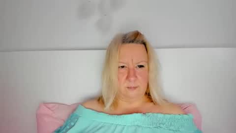Nicole online show from 10-18-25, 01:23