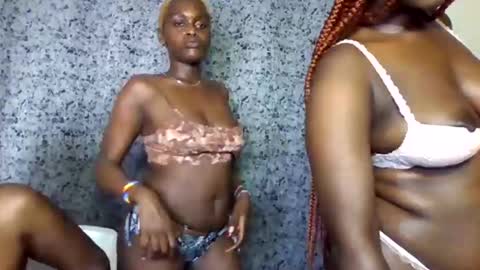 Snapshot of blonde_barby chatting on 10-16-25, 06:31 blonde_barby online show from 10-16-25, 06:31