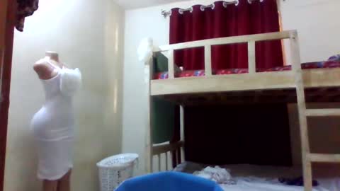 Snapshot of blonde_barby chatting on 11-19-25, 05:40 blonde_barby online show from 11-19-25, 05:40