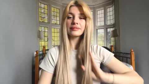 Snapshot of blondellgrubaugh chatting on 11-16-25, 07:25 Evelina online show from 11-16-25, 07:25