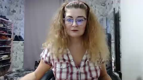 Snapshot of blondmilfs chatting on 01-28-25, 01:05 BlondMILfs online show from 01-28-25, 01:05