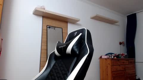 Snapshot of blondyelena chatting on 02-07-25, 04:35 blondyelena online show from 02-07-25, 04:35