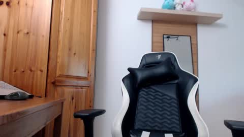 Snapshot of blondyelena chatting on 10-01-25, 08:31 blondyelena online show from 10-01-25, 08:31