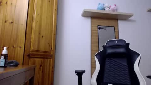 Snapshot of blondyelena chatting on 10-04-25, 07:39 blondyelena online show from 10-04-25, 07:39