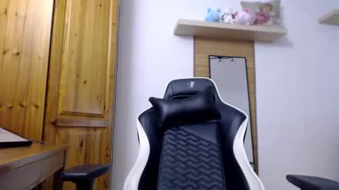 Snapshot of blondyelena chatting on 10-11-25, 08:02 blondyelena online show from 10-11-25, 08:02