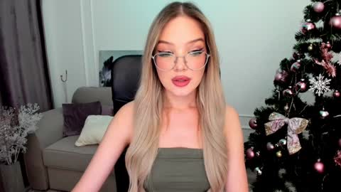 Sophia online show from 01-10-25, 01:42