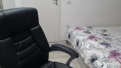 Snapshot of blue_eyes96 chatting on 11-18-25, 05:17 Juliet online show from 11-18-25, 05:17