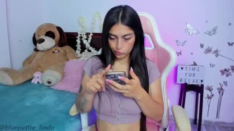 Snapshot of blue_petite chatting on 03-12-25, 04:24 Linda online show from 03-12-25, 04:24