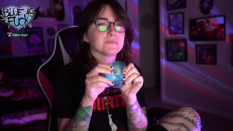 Snapshot of blueasfuck chatting on 12-20-24, 01:25 Blue online show from 12-20-24, 01:25