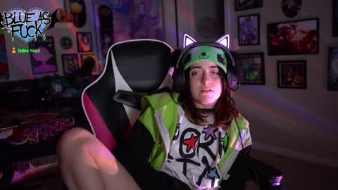 Snapshot of blueasfuck chatting on 12-31-24, 05:22 Blue online show from 12-31-24, 05:22