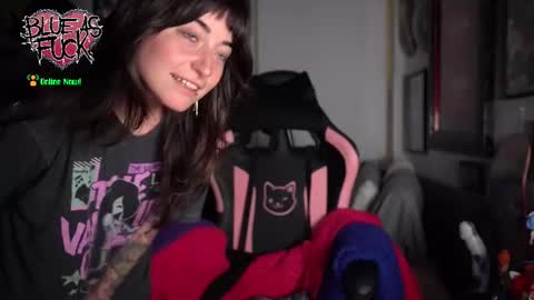 Snapshot of blueasfuck chatting on 10-18-25, 02:25 Blue online show from 10-18-25, 02:25