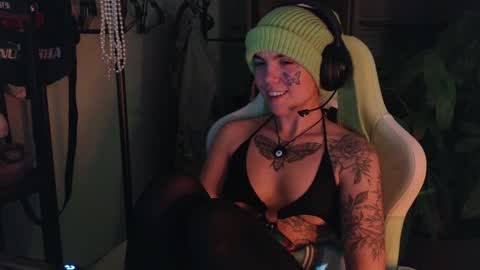 Snapshot of bluedweeb chatting on 01-12-25, 05:13 Blue online show from 01-12-25, 05:13