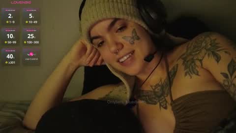 Snapshot of bluedweeb chatting on 09-27-25, 05:12 Blue online show from 09-27-25, 05:12