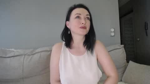 Snapshot of blueeyeess chatting on 12-13-24, 11:55 Alina online show from 12-13-24, 11:55