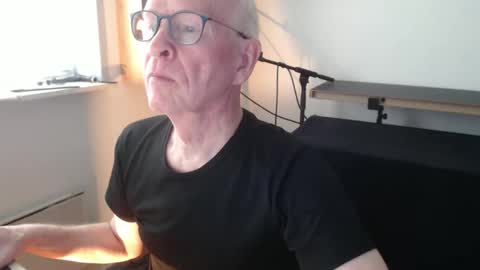 blueeyesn8 online show from 10-09-25, 08:12