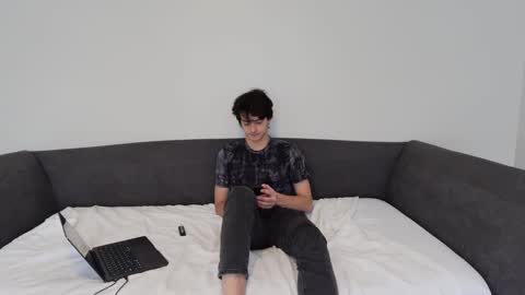 Snapshot of bluskyzz chatting on 02-14-25, 04:41 BluSky online show from 02-14-25, 04:41