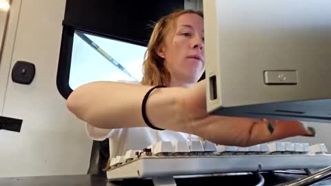 MamaMorgan online show from 11-18-25, 05:39