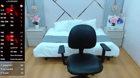 Snapshot of bom_bomx chatting on 01-09-25, 02:33 Paris online show from 01-09-25, 02:33