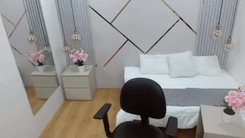 Snapshot of bom_bomx chatting on 02-13-25, 04:54 Paris online show from 02-13-25, 04:54