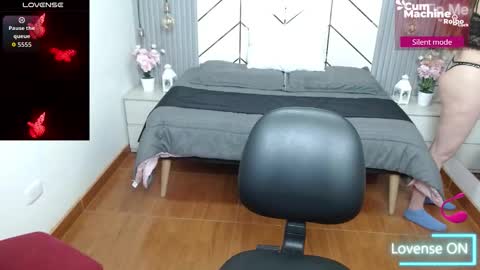 Snapshot of bom_bomx chatting on 10-06-25, 11:46 Paris online show from 10-06-25, 11:46