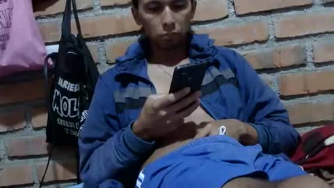 Snapshot of boycumlatino21 chatting on 10-18-25, 02:18 Boy online show from 10-18-25, 02:18
