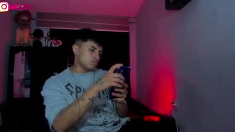 Snapshot of boylatin_777 chatting on 02-11-25, 11:01 miguel  online show from 02-11-25, 11:01