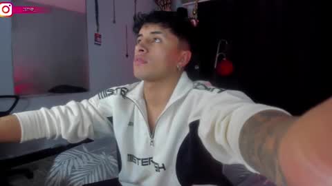 Snapshot of boylatin_777 chatting on 02-13-25, 04:00 miguel  online show from 02-13-25, 04:00