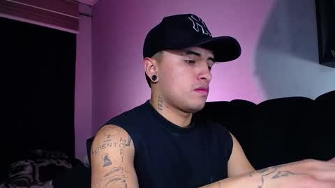 Snapshot of boylatin_777 chatting on 10-08-25, 04:10 miguel  online show from 10-08-25, 04:10