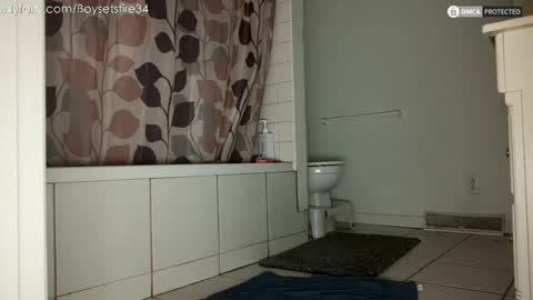 Snapshot of boysetsfire34 chatting on 10-15-25, 04:56 boysetsfire34 online show from 10-15-25, 04:56