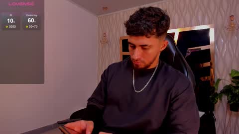 Snapshot of brad_summer chatting on 10-28-25, 05:15 brad summer online show from 10-28-25, 05:15