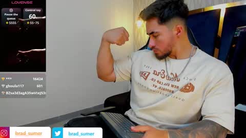 Snapshot of brad_summer chatting on 10-31-25, 05:47 brad summer online show from 10-31-25, 05:47