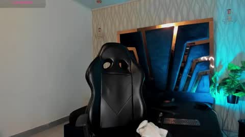 Snapshot of brad_summer chatting on 11-18-25, 05:28 brad summer online show from 11-18-25, 05:28