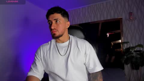 Snapshot of brad_summer chatting on 11-29-25, 05:16 brad summer online show from 11-29-25, 05:16