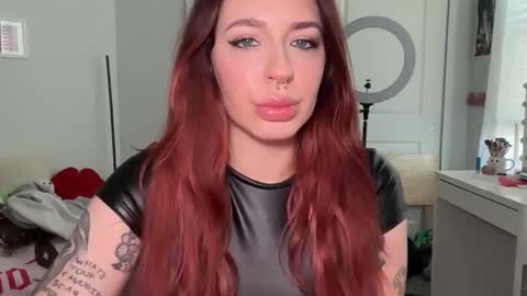 Snapshot of bratbarbie chatting on 11-11-25, 08:42 Goddess Samantha online show from 11-11-25, 08:42