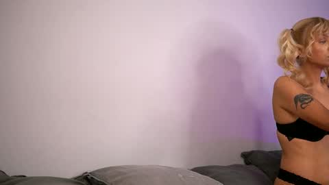 Snapshot of britneyhudson chatting on 10-20-25, 03:40 britneyhudson online show from 10-20-25, 03:40