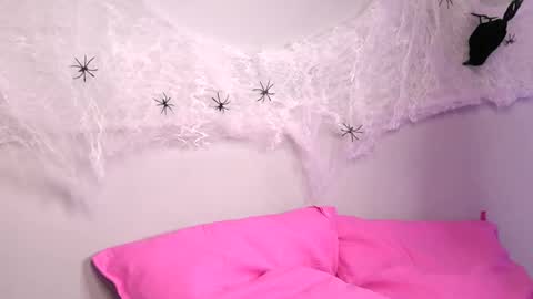 Snapshot of britneyhudson chatting on 10-31-25, 05:19 britneyhudson online show from 10-31-25, 05:19